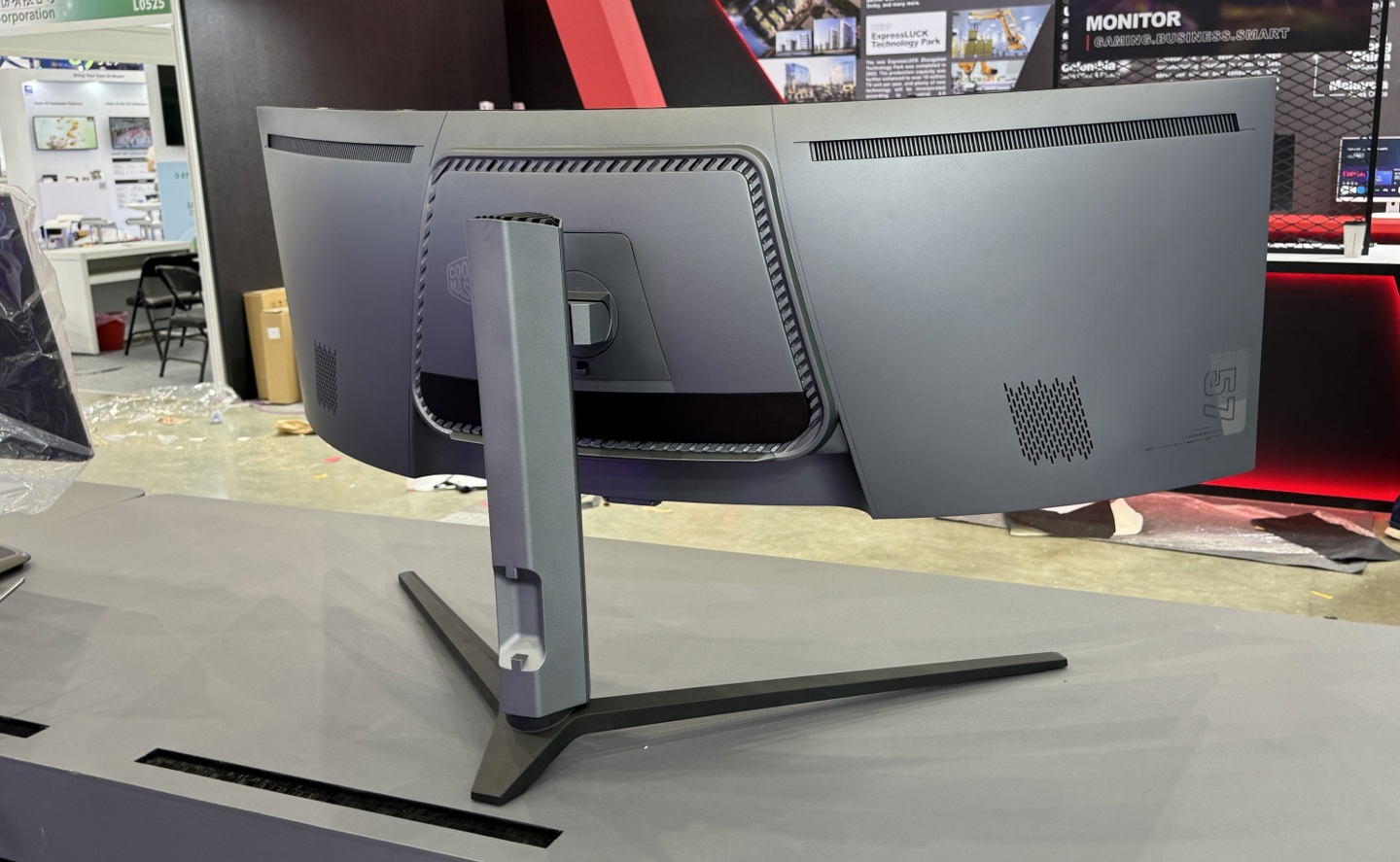 54 英寸 VA 超宽屏、2304 分区,酷冷至尊展出 GP57ZS 曲面 Mini LED 显示器