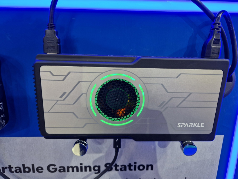 USB4、OCuLink 双端口,撼与 Sparkle 展出 AMD 显卡便携扩展坞