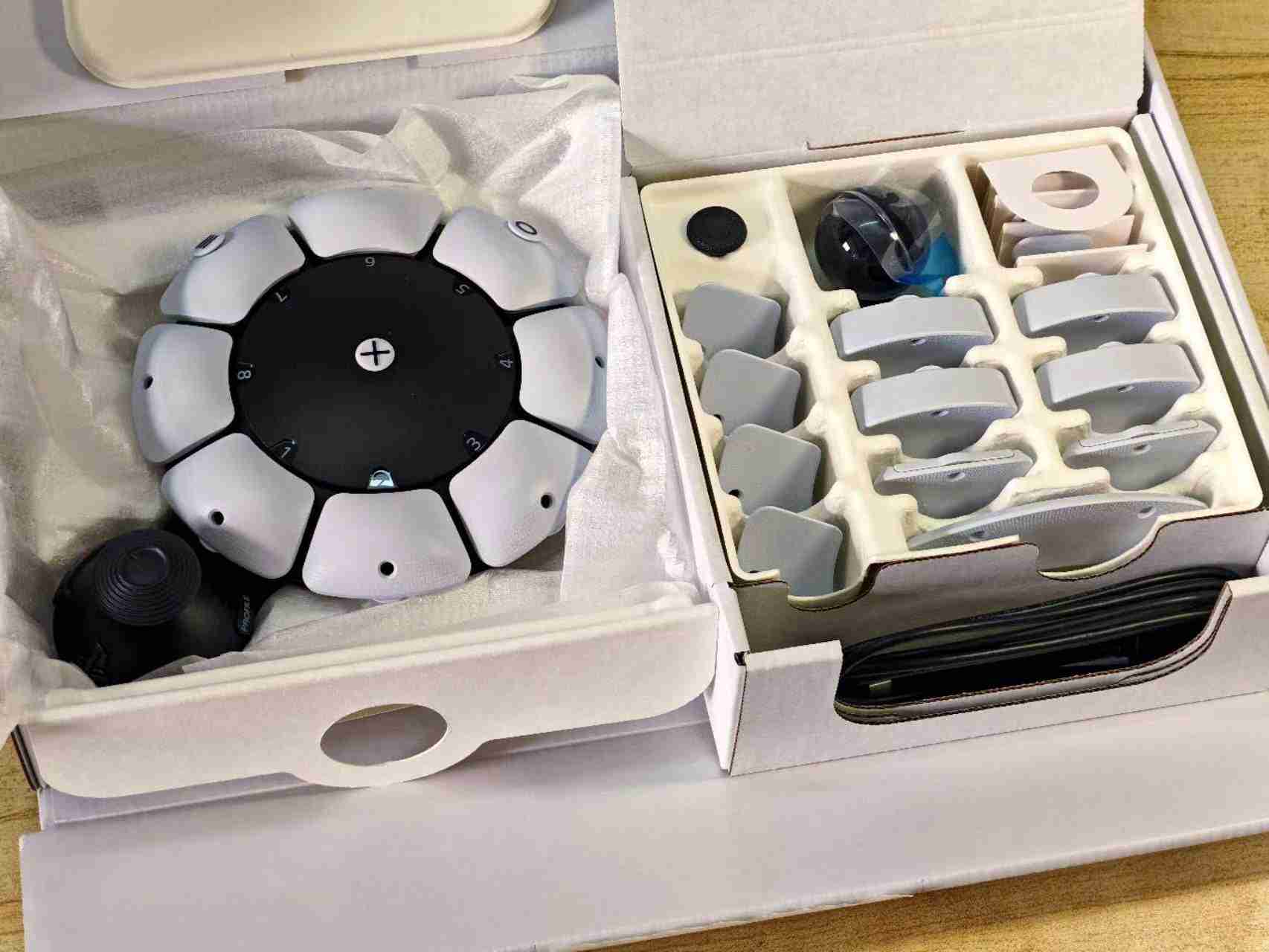 索尼这款「怪」手柄，是科技普惠的一道侧影