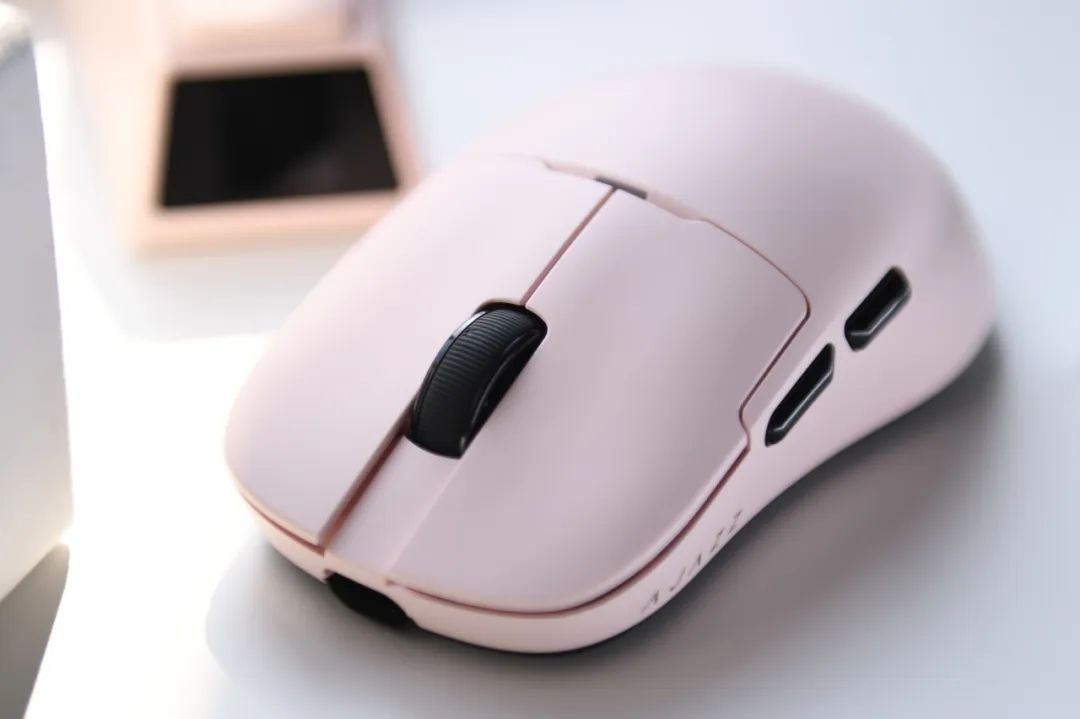 黑爵 AJ159 APEX 无线鼠标破晓粉开售:三模连接、PAW3950,首发 299 元
