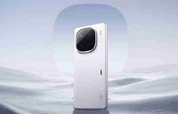 iQOO 13 再度曝光:骁龙 8 Gen 4+2K 直屏 四窄边设计