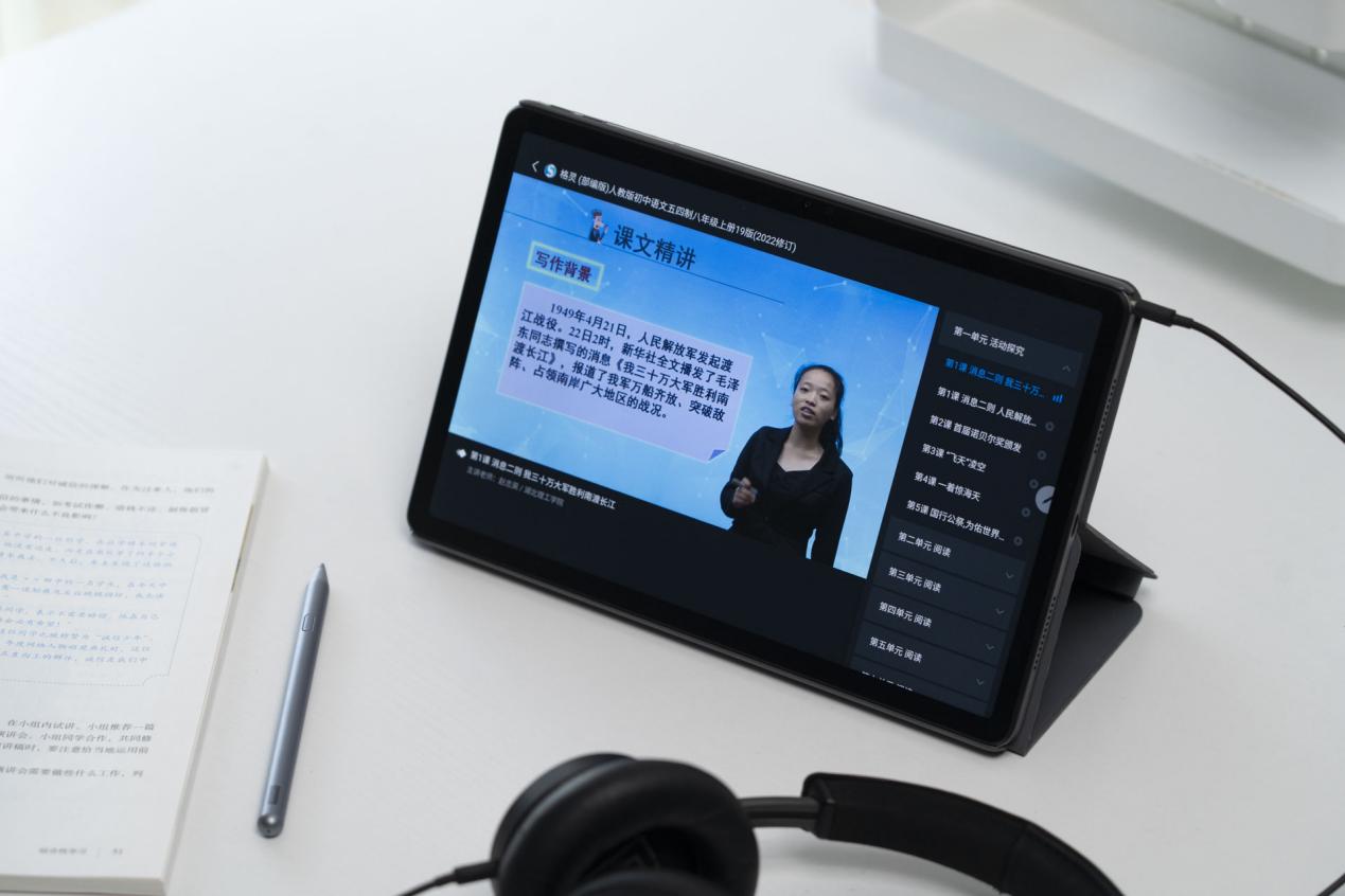 联想小新 Pad 2024 舒视屏智学版图赏:柔光护眼,设计轻巧