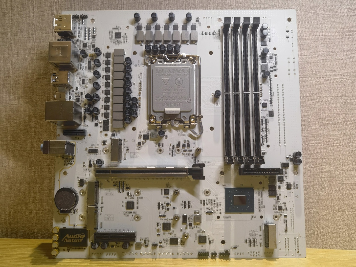 新款 LGA-1851 平台背插主板样品亮相，配备 GC-HPWR 接口