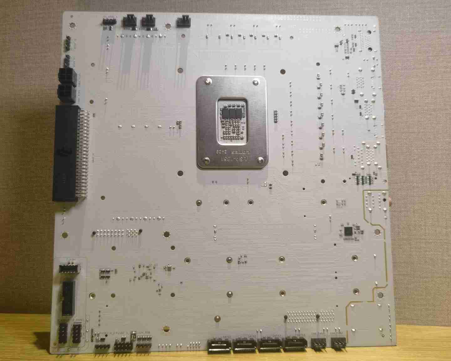 新款 LGA-1851 平台背插主板样品亮相，配备 GC-HPWR 接口
