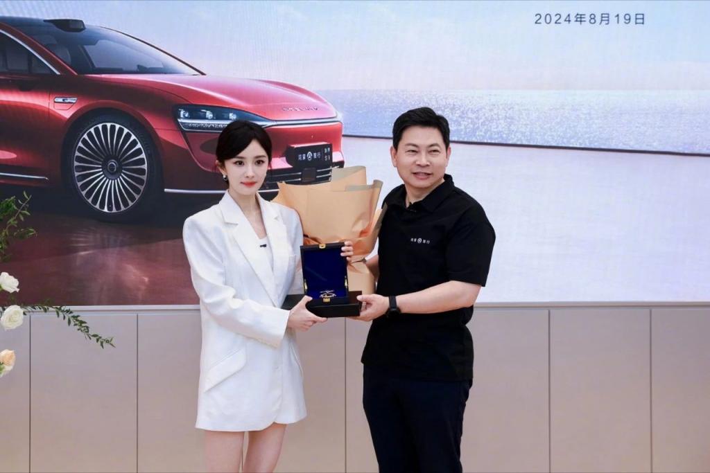  杨幂成为享界 S9 首批车主 余承东现场亲自交车 