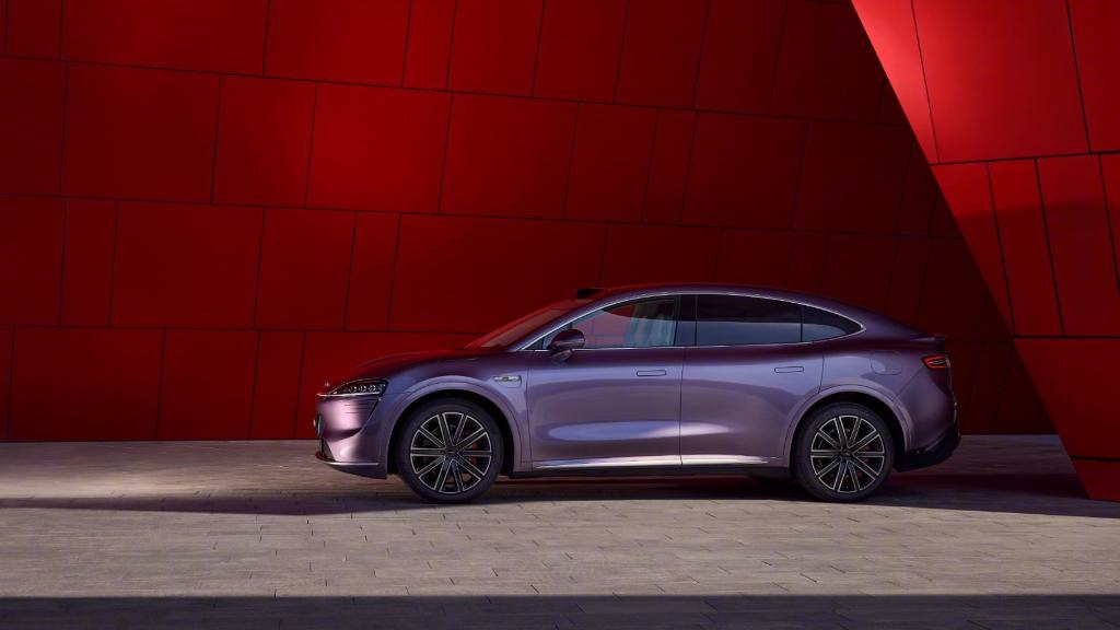  余承东官宣鸿蒙智行首款轿跑 SUV 智界 R7 8 月 26 日正式亮相 