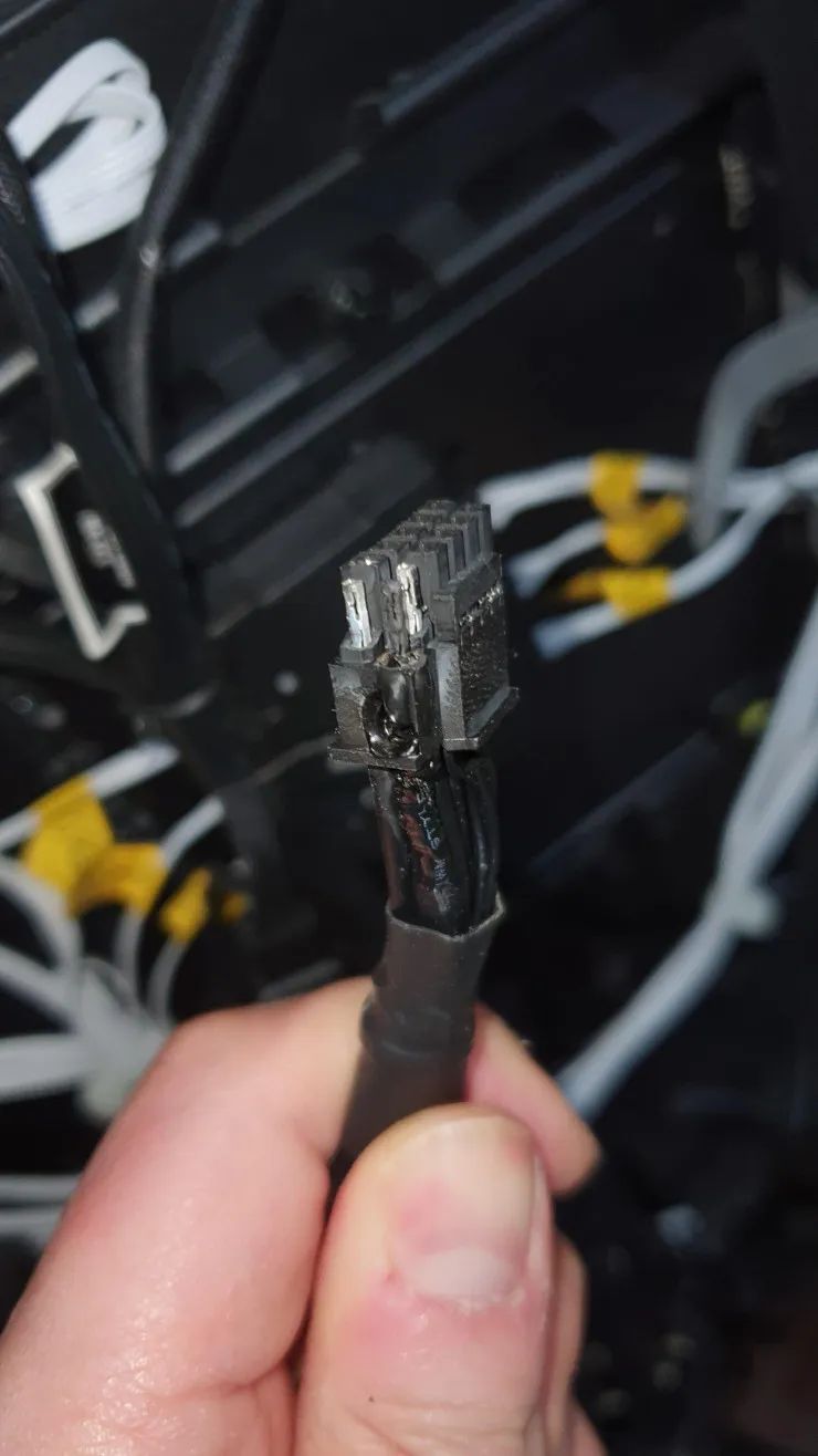 显卡和电源侧“双杀”,RTX 4090 用户反馈降低功耗仍存接口烧熔风险