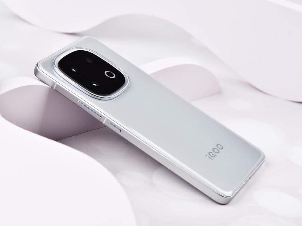  这么炫酷的灯效见过没？iQOO 13 能量光环体验 