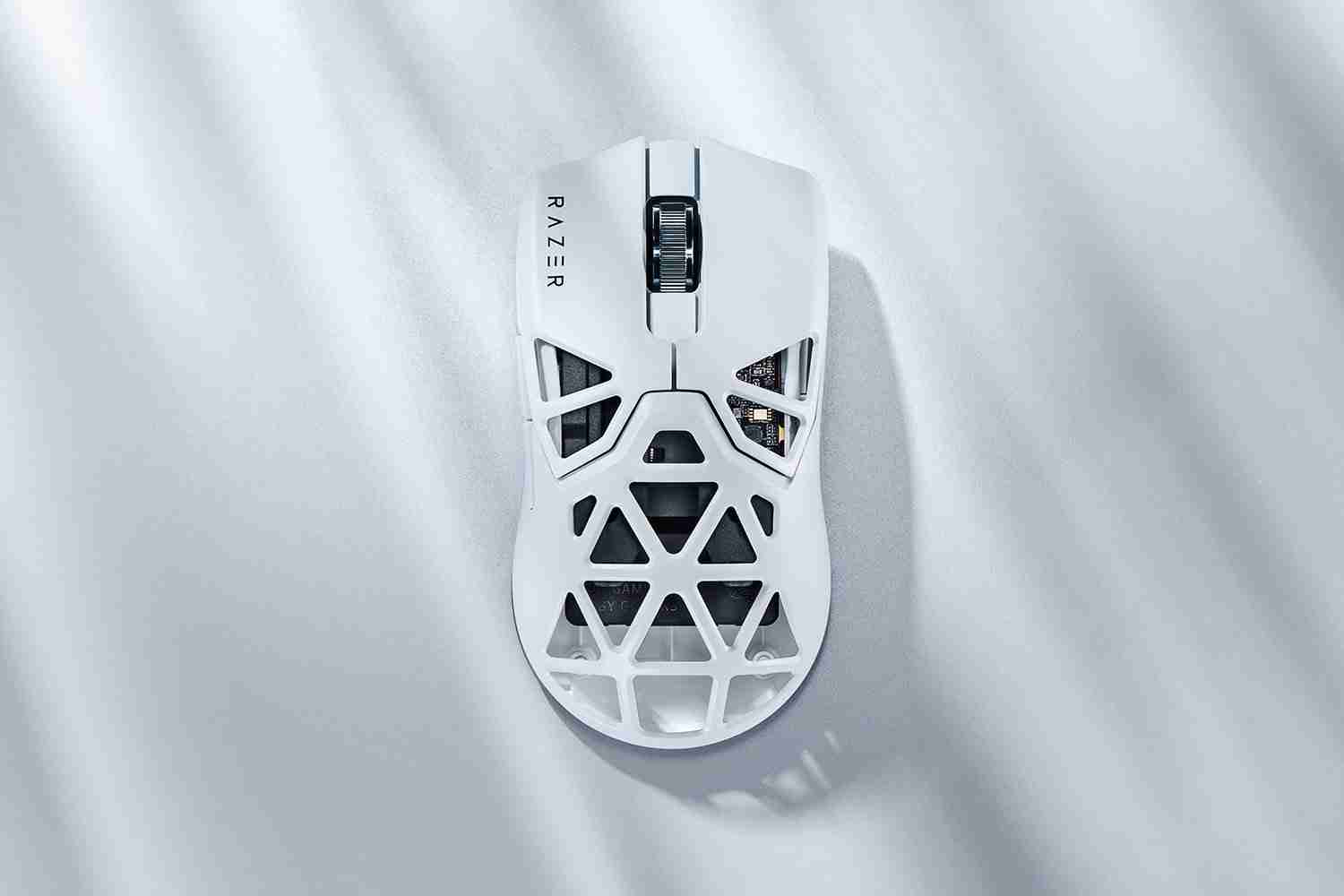 雷蛇毒蝰迷你 Signature Edition 白色版鼠标国行 10 月 31 日开售:约 49 克重,2499 元