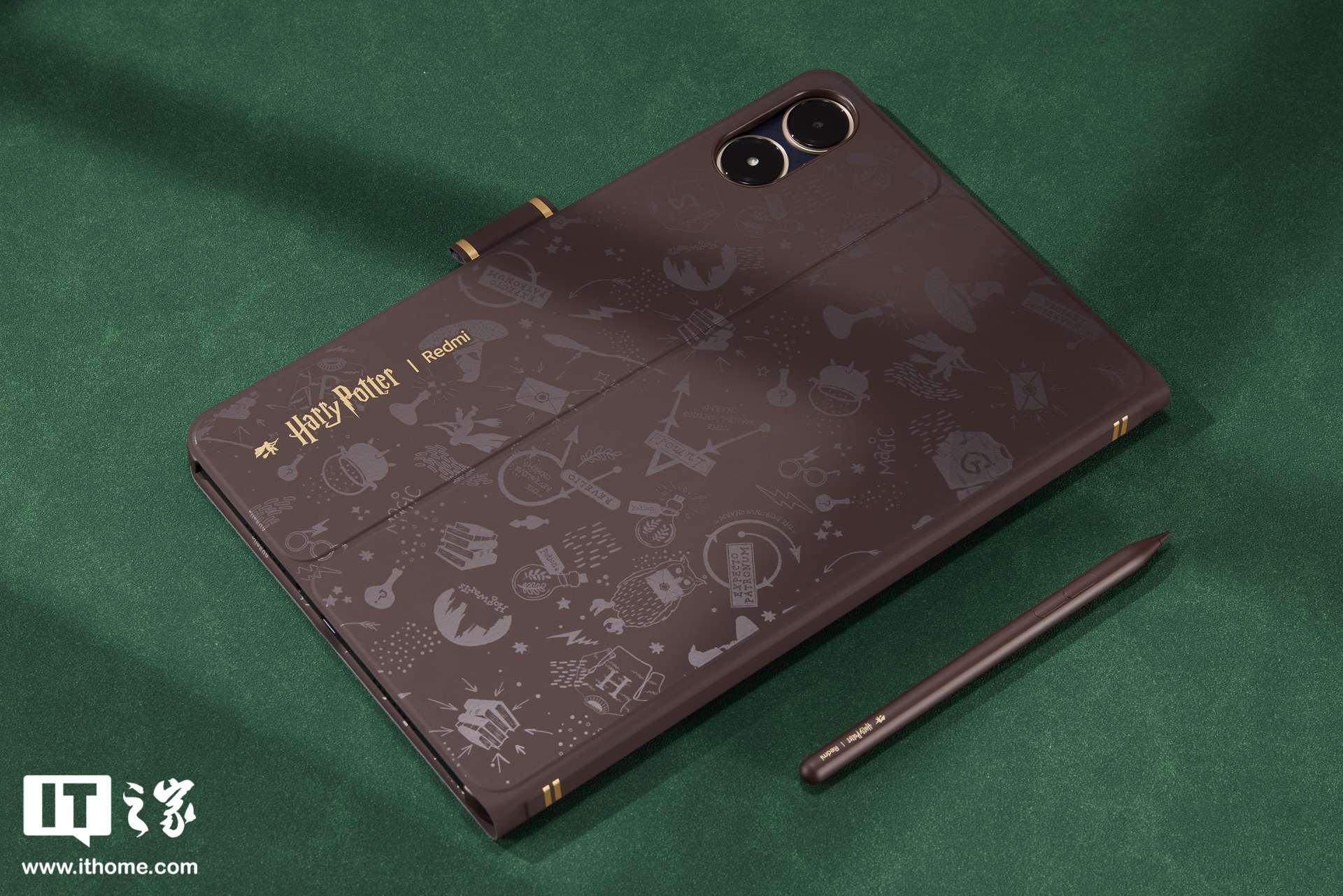Redmi Pad Pro 哈利・波特版图赏:「霍格沃茨校徽」镌刻,收纳包变入学通知书
