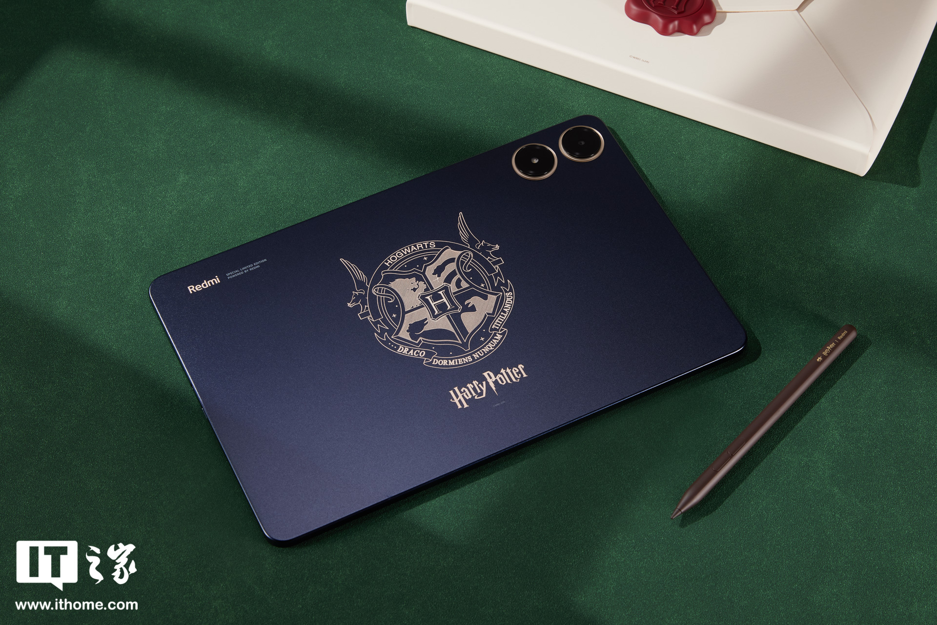 Redmi Pad Pro 哈利・波特版图赏:「霍格沃茨校徽」镌刻,收纳包变入学通知书