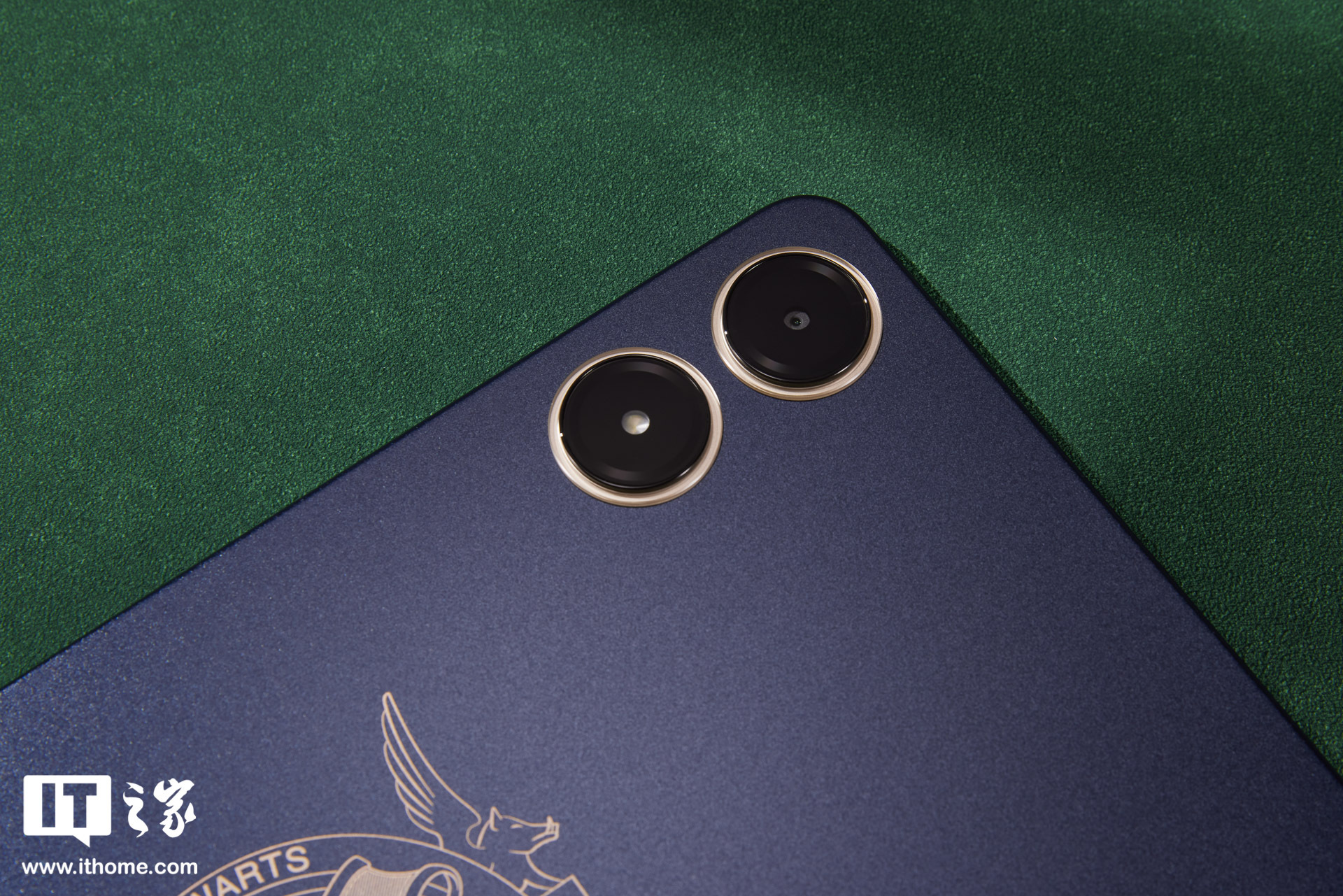 Redmi Pad Pro 哈利・波特版图赏:「霍格沃茨校徽」镌刻,收纳包变入学通知书
