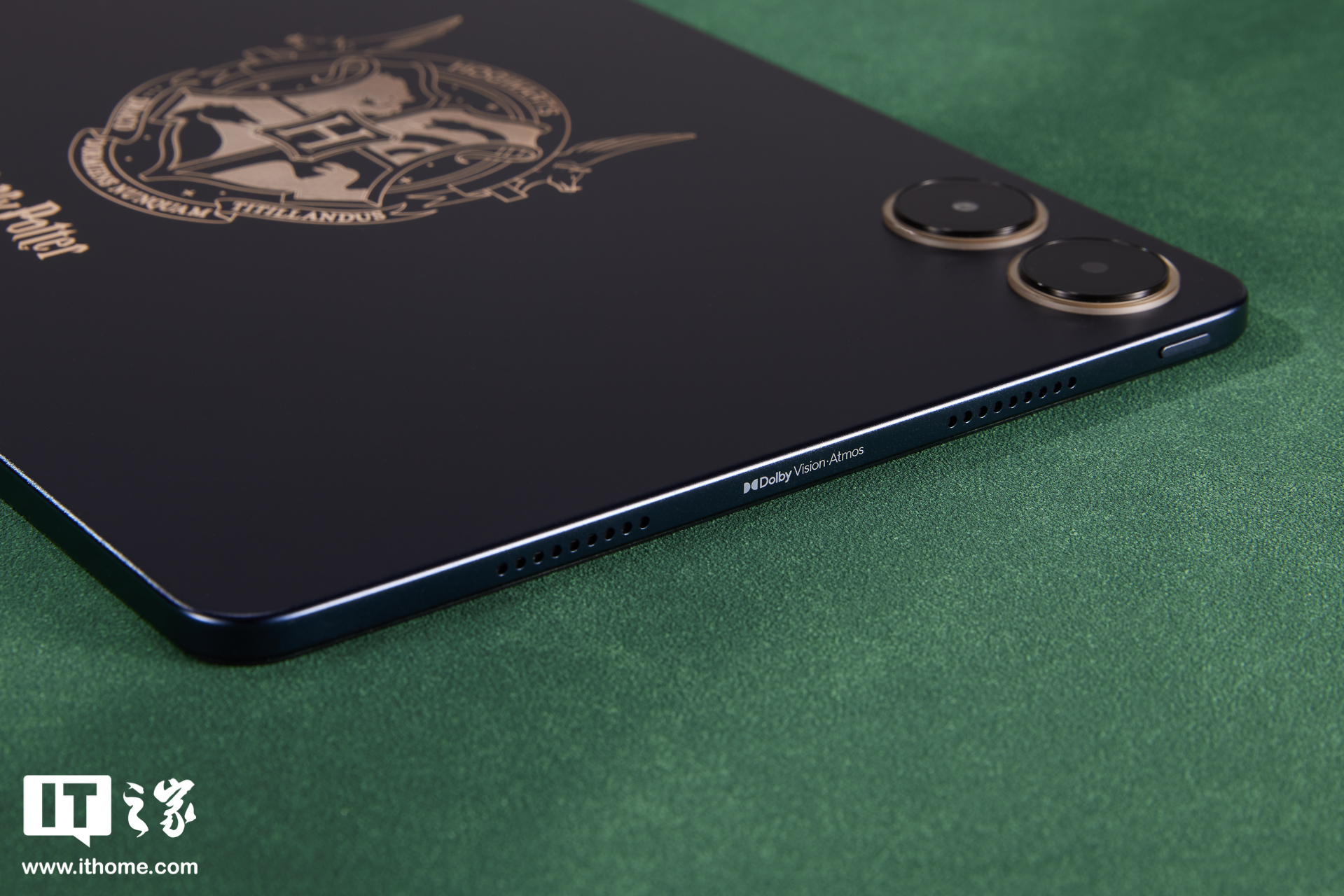 Redmi Pad Pro 哈利・波特版图赏:「霍格沃茨校徽」镌刻,收纳包变入学通知书