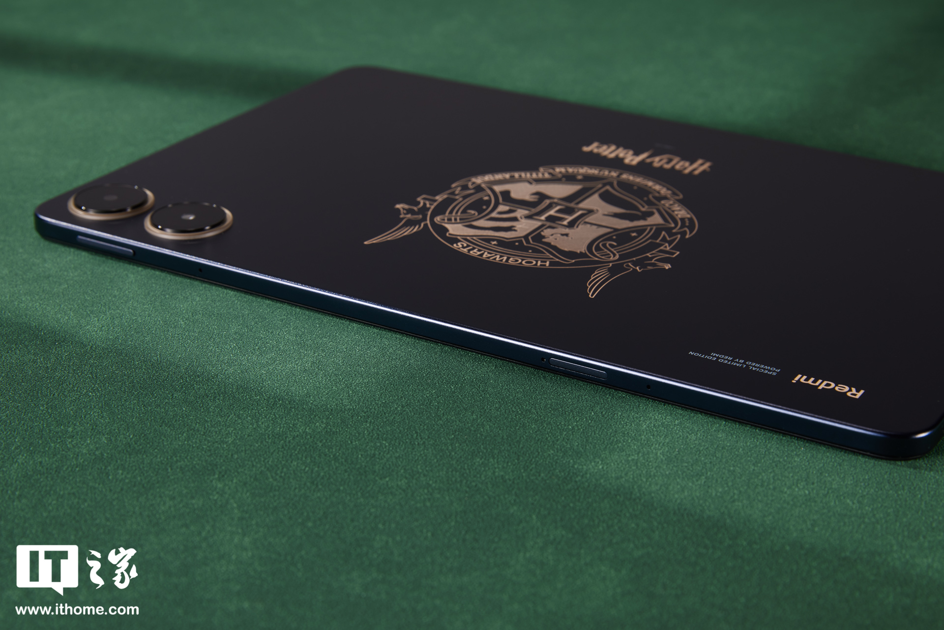 Redmi Pad Pro 哈利・波特版图赏:「霍格沃茨校徽」镌刻,收纳包变入学通知书