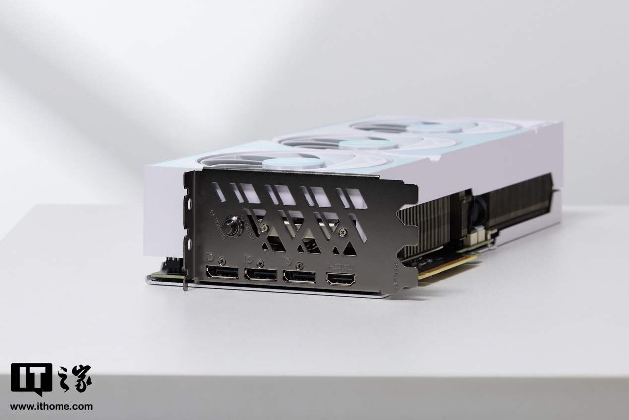 iGame GeForce RTX 4070 Ti SUPER Ultra W OC 16GB 显卡开箱:波普艺术加持,潮酷风个性十足