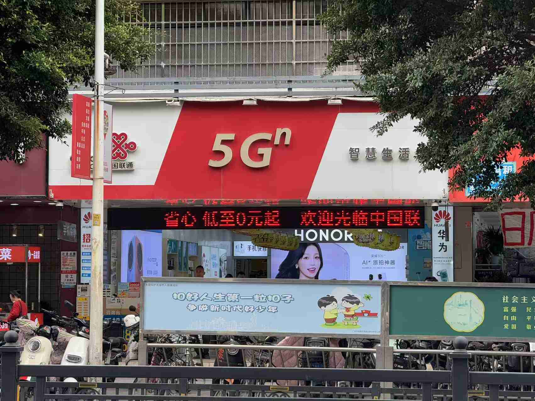 这年头谁还在线下门店买手机?在广州跑一圈后我们找到了答案