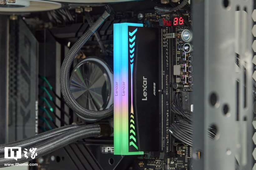 雷克沙战神之翼 ARES RGB DDR5 8000 内存图赏:炫彩白翼支持 RGB