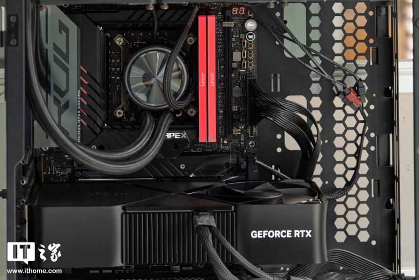 雷克沙战神之翼 ARES RGB DDR5 8000 内存图赏:炫彩白翼支持 RGB