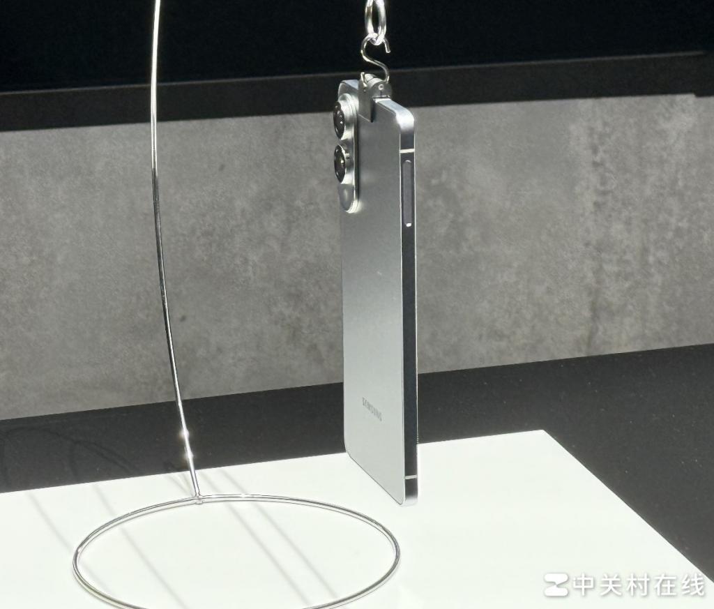 三星 S25 Edge 首发,对标 iPhone 17 Air 超薄来袭