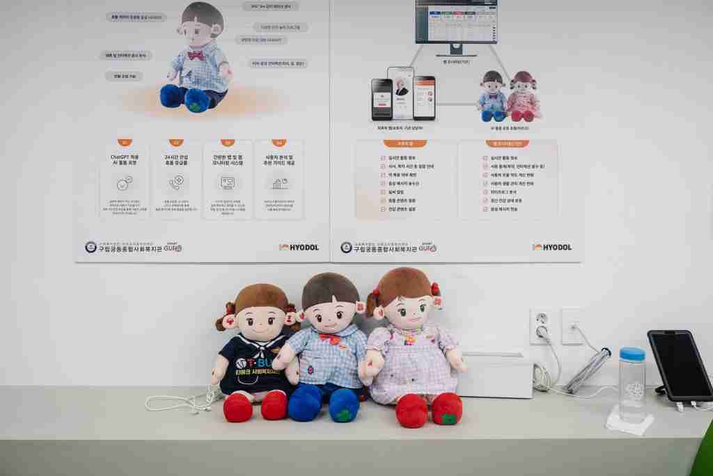  好抽象，韩国给独居老人发 AI 玩偶，24h 陪伴 + 健康监测 