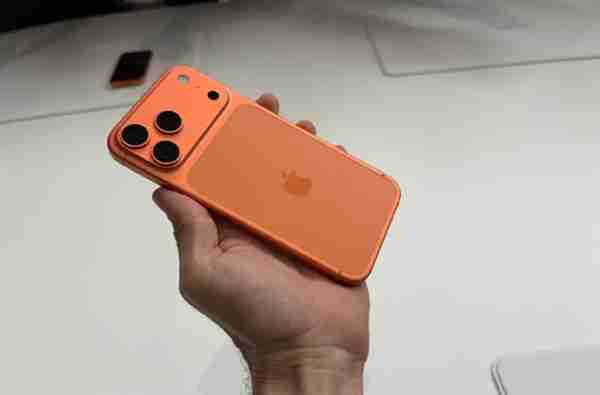 小米17等竞争机型能否给苹果压力！iPhone 17标准版卖爆：富士康郑州20万人赶工