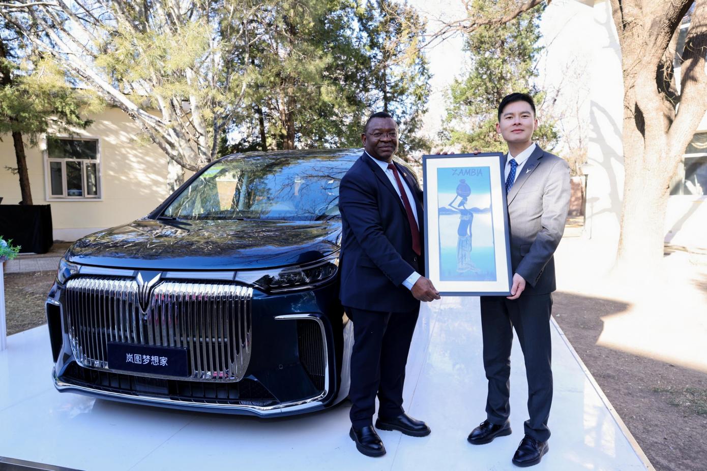 以顶级品质护航大国外交，岚图梦想家正式交付赞比亚驻华使馆
