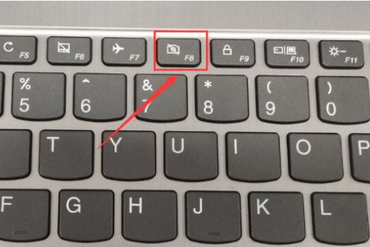 win10摄像头打开一直出现斜杠怎么办?