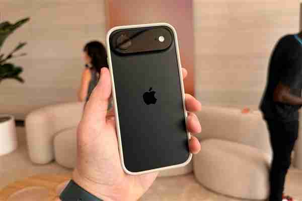 李楠:买了iPhone Air的同学偷着乐吧 需要很多年才能碰到这种产品