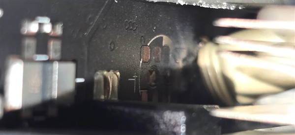 罕见！RTX 5090发生电容爆炸：散热片都被炸弯