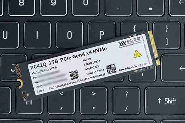 长江存储PC42Q SSD加持！ 七彩虹隐星P16 Pro图赏