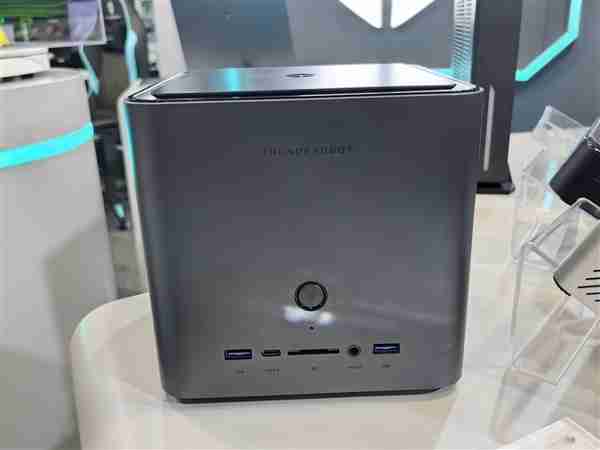 雷神MIX STATION迷你主机亮相：搭载AMD AI Max+ 395处理器