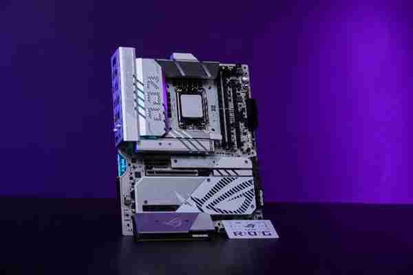 ROG MAXIMUS Z890 APEX主板创DDR5-13322超频新纪录