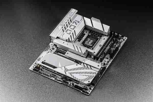 ROG MAXIMUS Z890 APEX主板创DDR5-13322超频新纪录