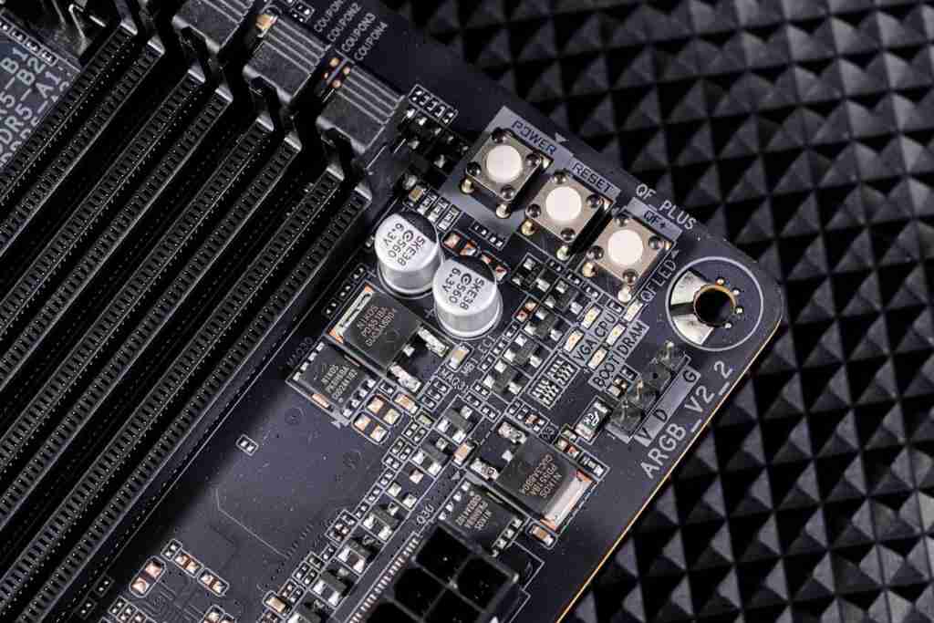 技嘉 B860M AORUS PRO WIFI7 电竞雕主板深度评测:主流价位下的高端电竞利器