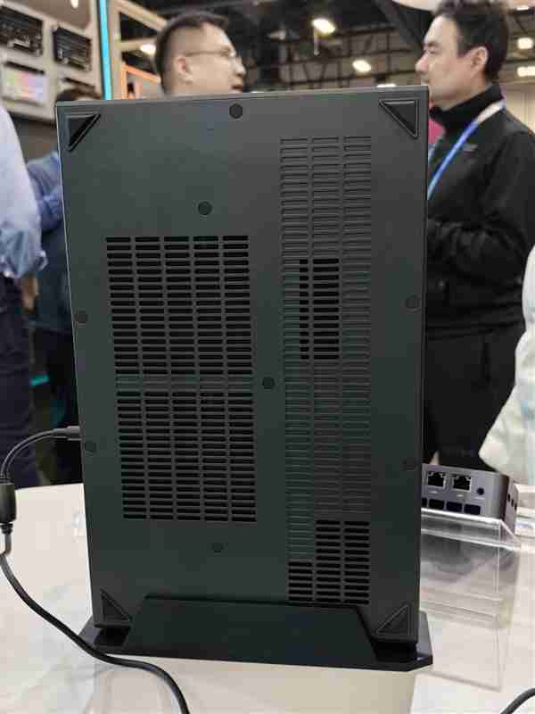 雷神MIX G2独显游戏迷你主机亮相：行业首款Ultra 9 275HX + RTX 5090