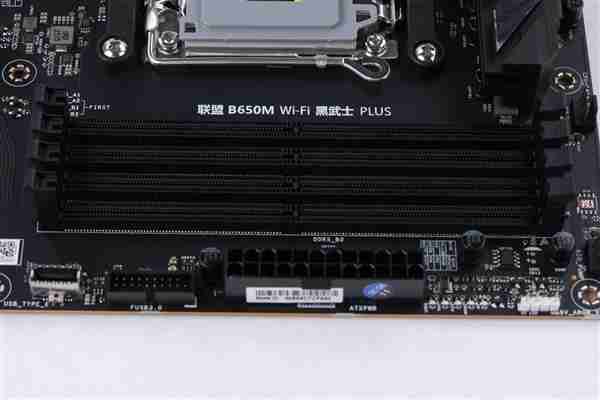 中端装机新方案！影驰联盟 B650M Wi-Fi 黑武士 PLUS 主板评测