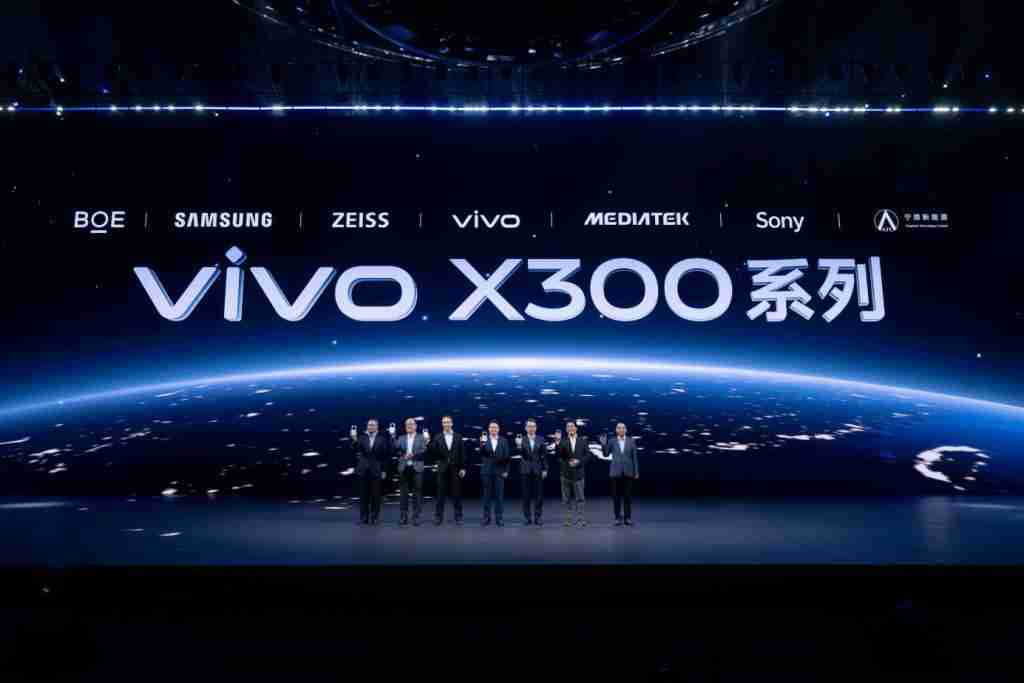  巨出片 出巨片，vivo X300 系列发布，售价 4399 元起 