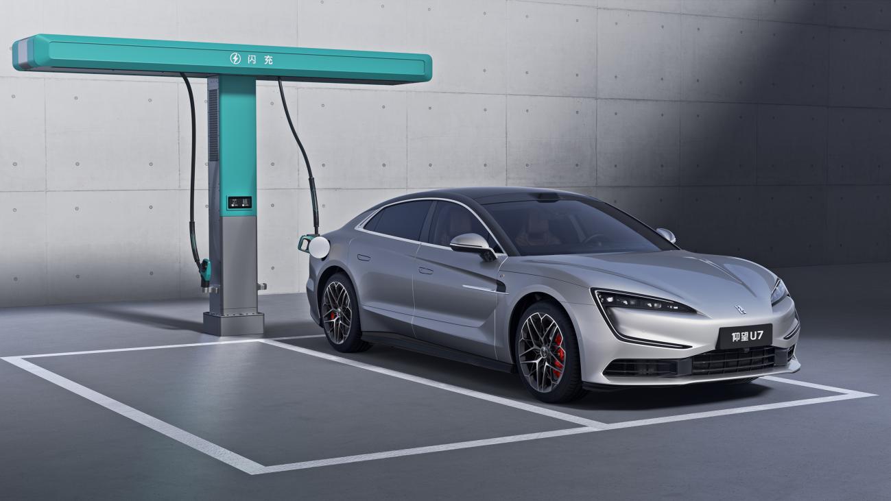 仰望三款旗舰齐发，闪充技术赋能极致体验，重塑高端出行新标杆