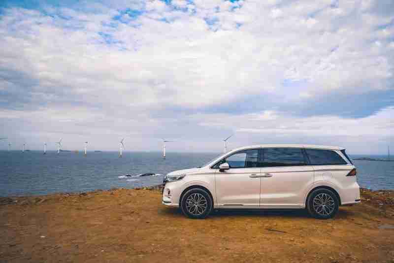 7座MPV别瞎挑!荣威iMAX8DMH是实在货,带娃接客户,还省油