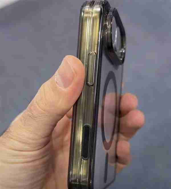 外观无悬念了！首款iPhone Fold保护壳模具偷跑