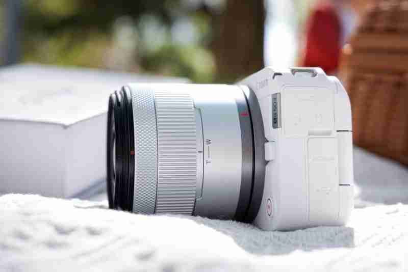 佳能R50V：一台“全能双修”的创作利器，轻松拿捏美食、街头抓拍