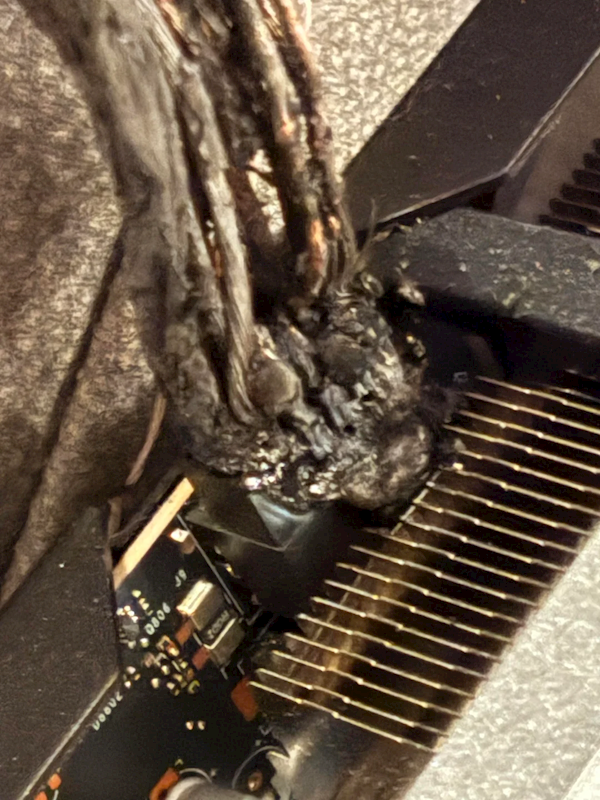 RTX 5090原装电源线起火面目全非！CPU水冷管惨遭波及