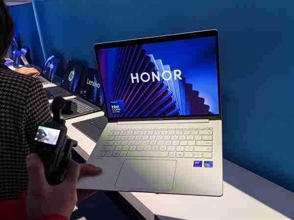 要买笔记本等等！超200款Intel酷睿Ultra 300新机杀到：本月正式开售