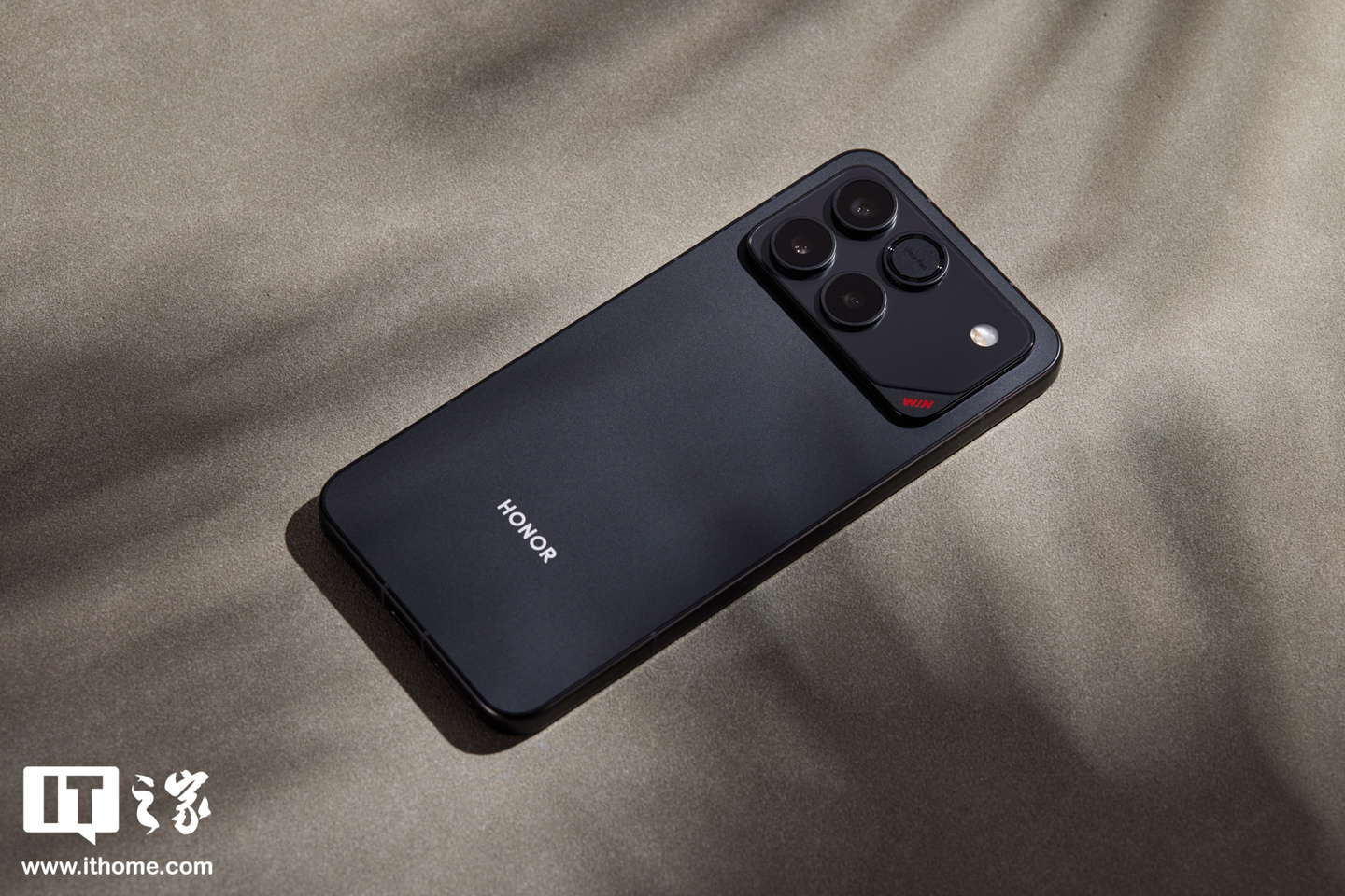 又一块万级大电池:消息称荣耀额定容量 10690mAh 新电池试产