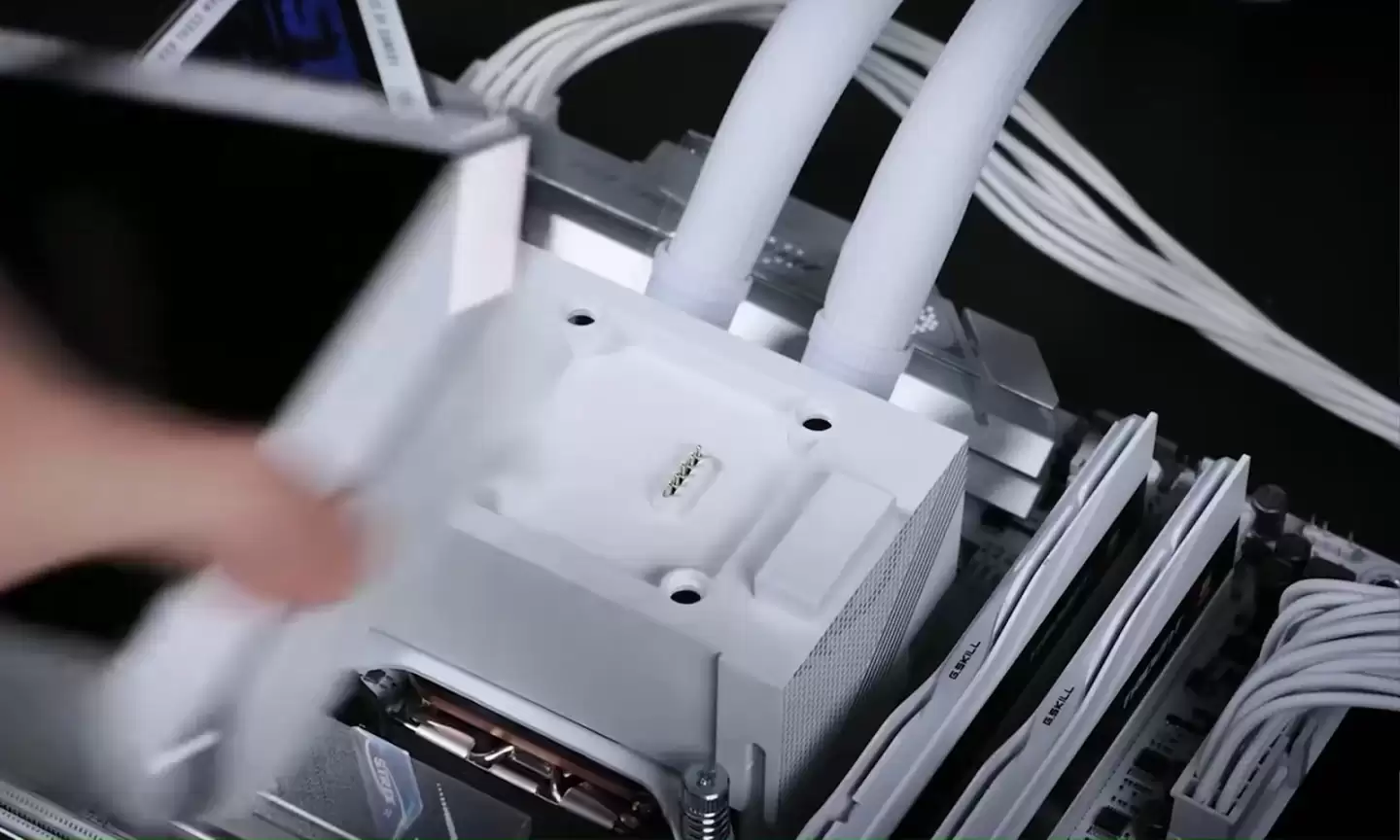 华硕 ROG Strix 飞龙 4 水冷即将上市,支持触点式无线快接