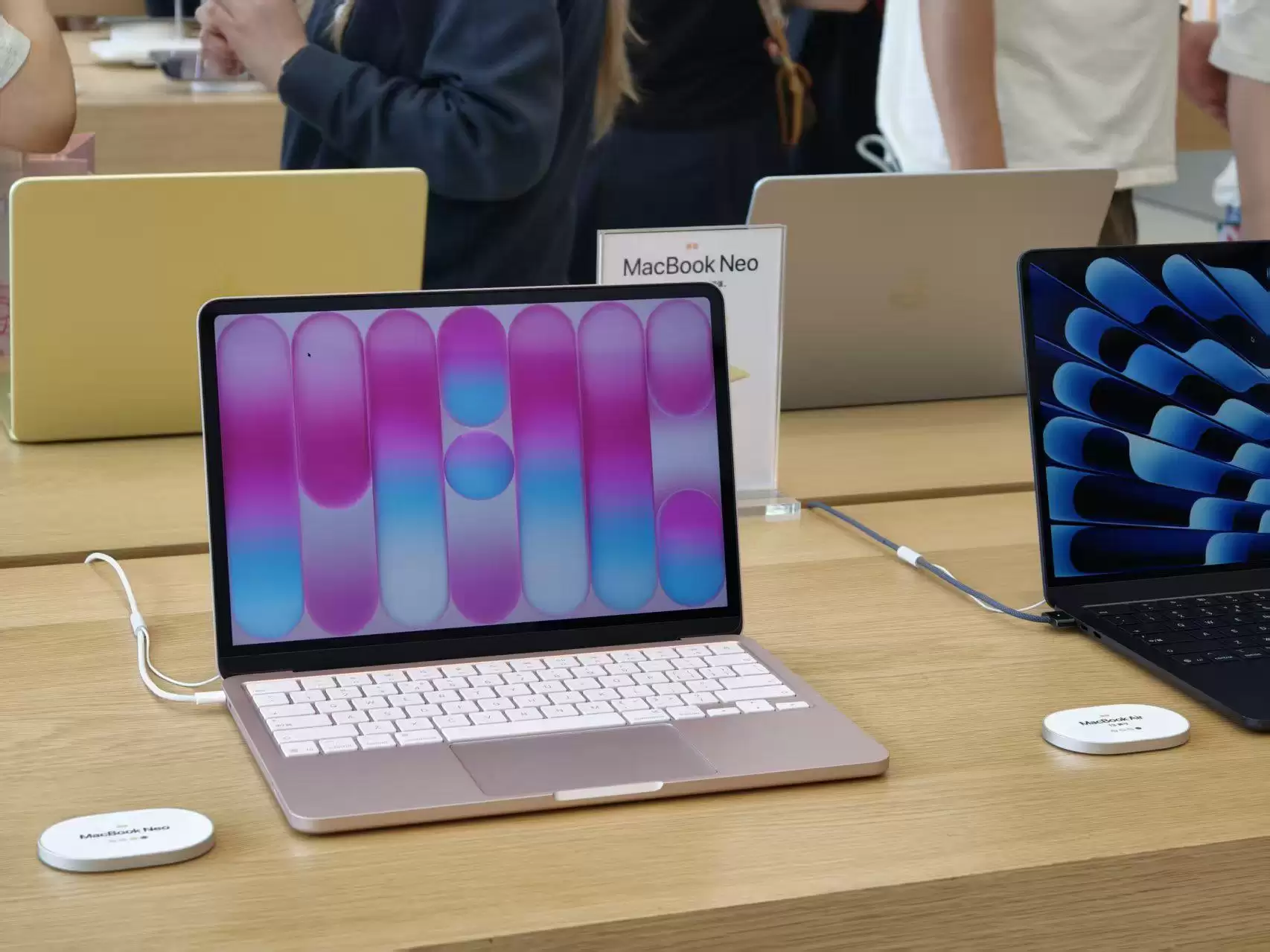 被喷「电子垃圾」的MacBook Neo,线下门店居然卖疯了