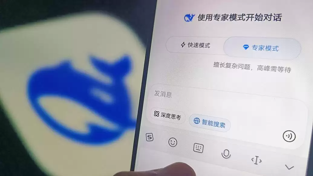 DeepSeek上线专家模式：国产AI激战正酣，V4能否复刻去年春节炸场？