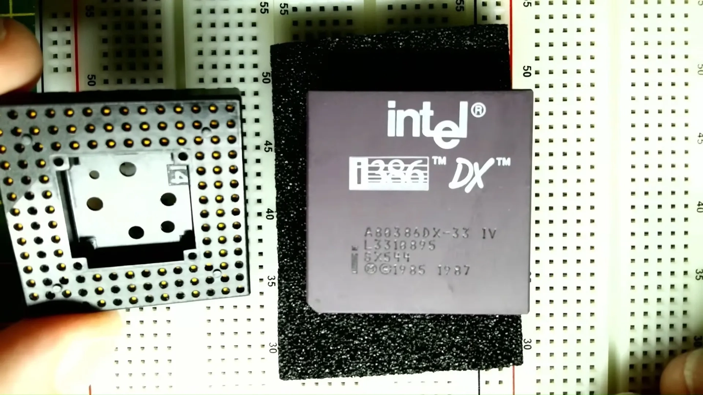 电子爱好者挑战面包板组装 Intel 386 系统，需手动连接 136 个 CPU 针脚