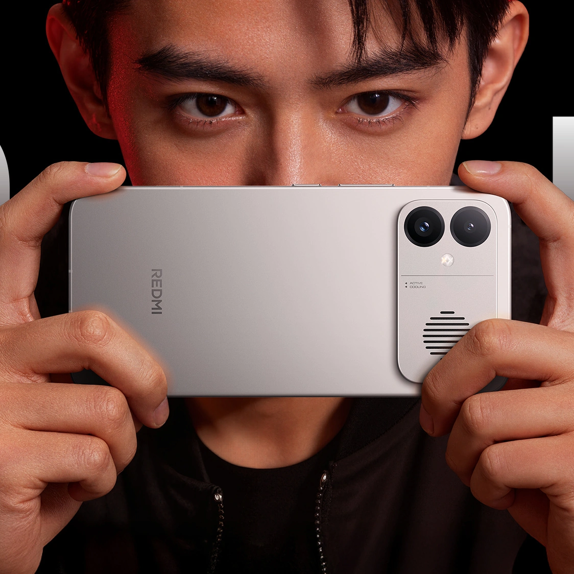 小米 REDMI K90 Max 手机“太空银”外观揭晓:冷调银色机身 + 铝合金中框
