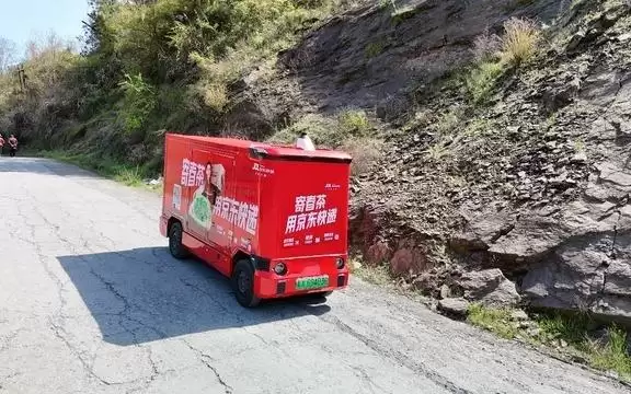 无人车进村!京东物流加速打通乡村揽收“最先一公里”